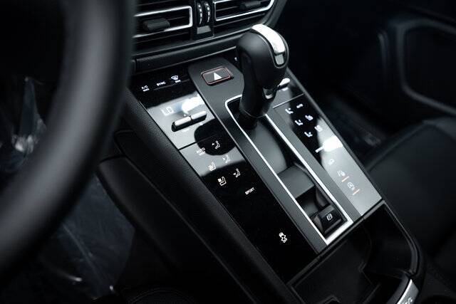 2025 Macan picture #14