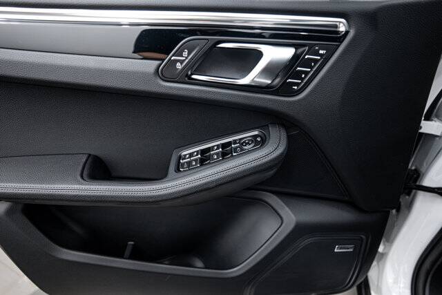 2025 Macan picture #16