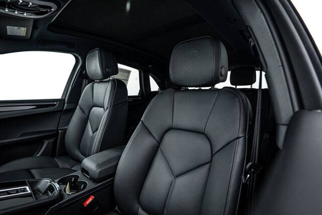 2025 Macan picture #15