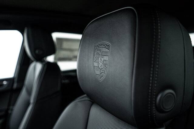 2025 Macan picture #16