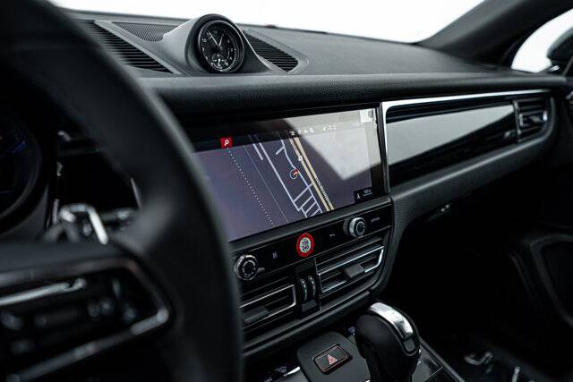 2025 Macan picture #17