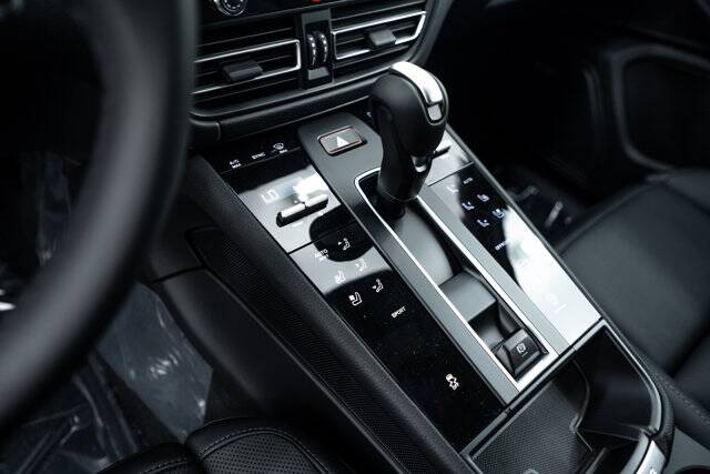 2025 Macan picture #18