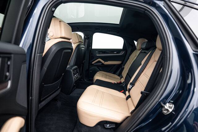 2025 Cayenne picture #16