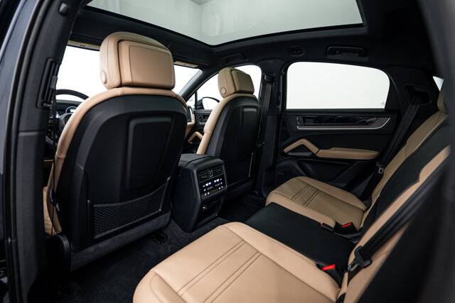 2025 Cayenne picture #17