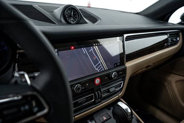 2025 Macan picture #16