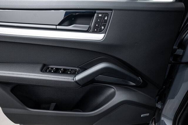 2025 Cayenne picture #17