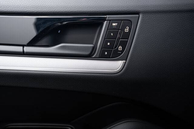 2025 Cayenne picture #20