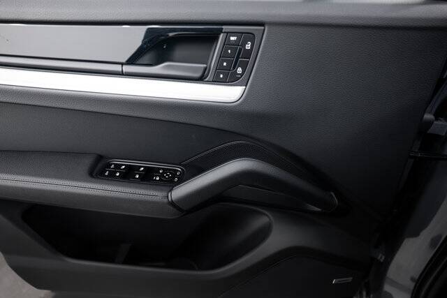 2025 Cayenne picture #17