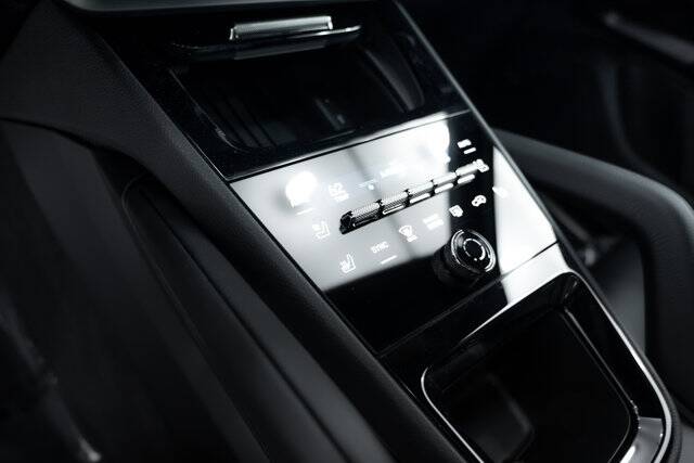 2025 Cayenne picture #25