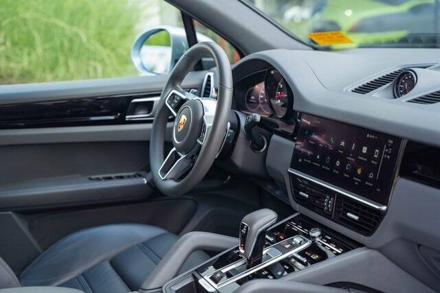 2022 Cayenne Base picture #25