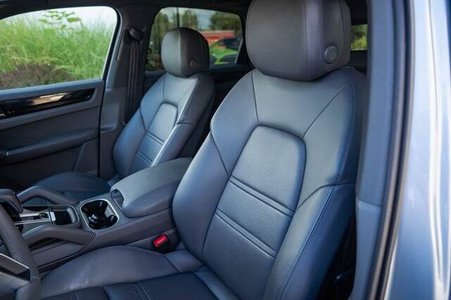 2022 Cayenne Base picture #26