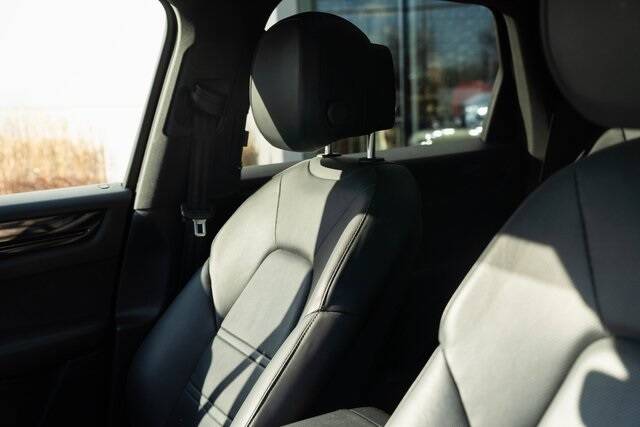 2020 Cayenne Base picture #21