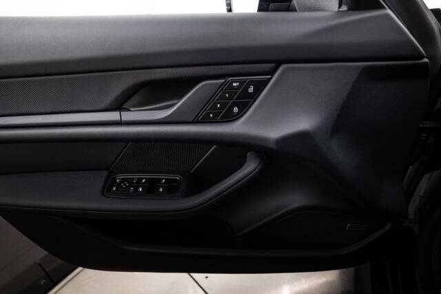 2024 Taycan picture #18