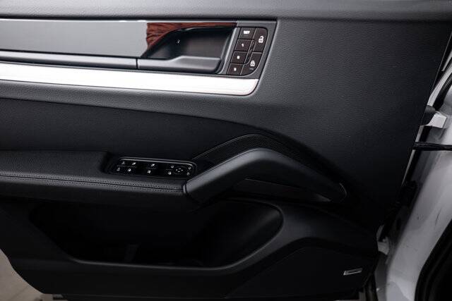 2025 Cayenne S picture #18
