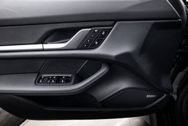 2025 Taycan 4 picture #18