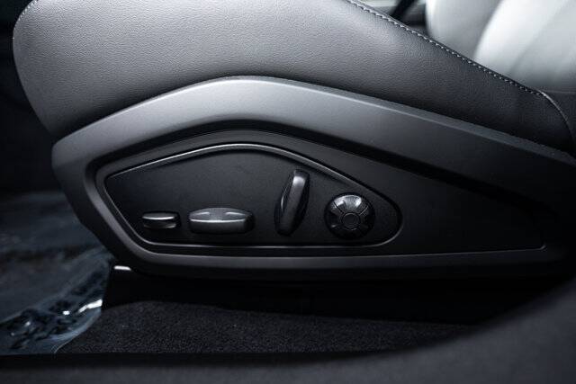 2025 Taycan 4 picture #20