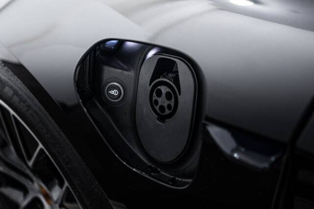 2025 Taycan 4 picture #26