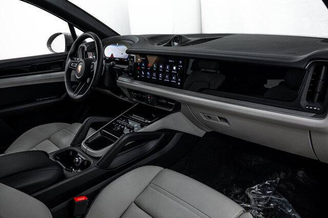 2025 Cayenne S picture #17