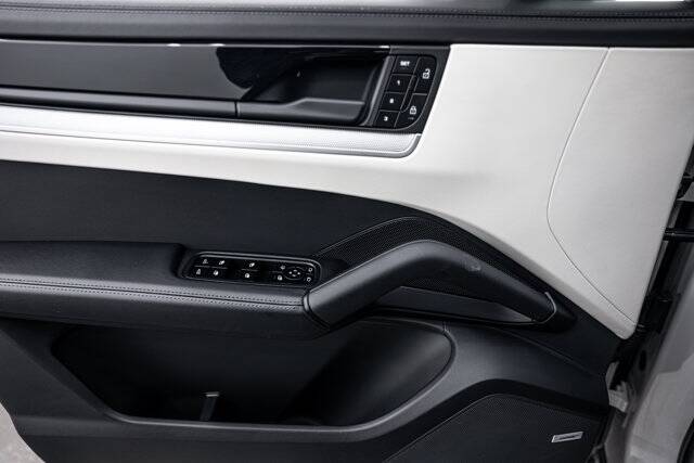 2025 Cayenne S picture #18