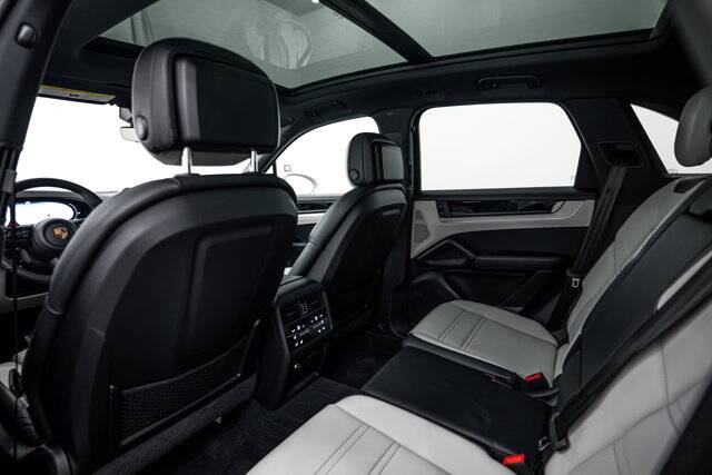 2025 Cayenne S picture #24
