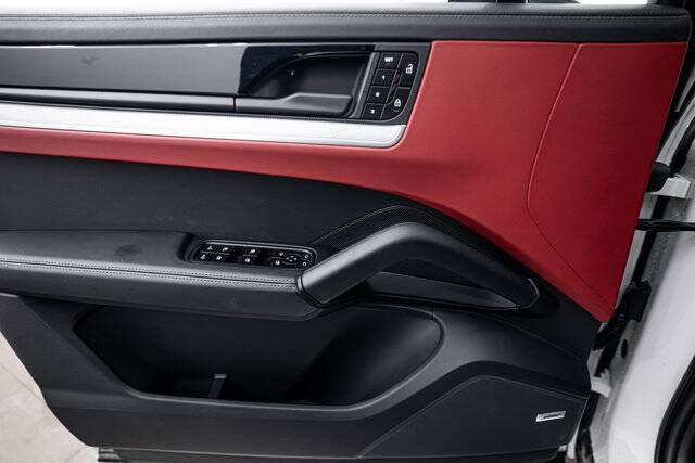 2025 Cayenne picture #18