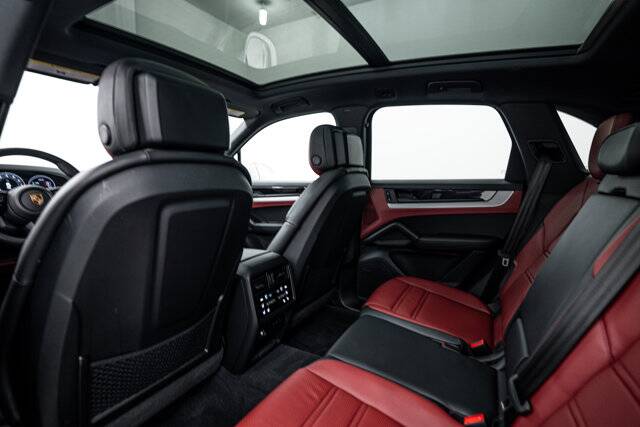 2025 Cayenne picture #24