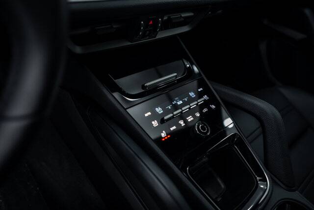 2025 Cayenne picture #17