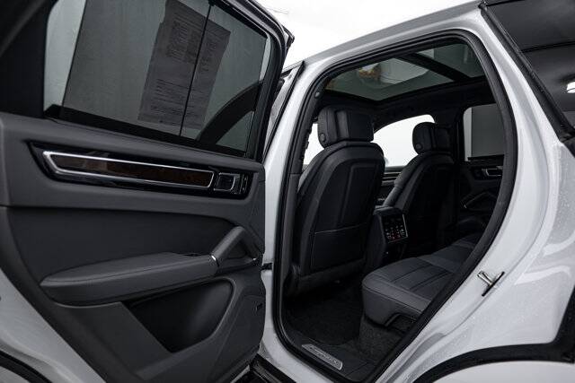 2023 Cayenne Platinum Edition picture #24