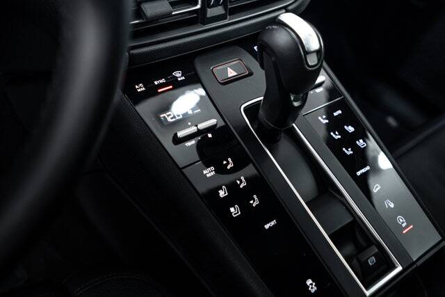 2024 Macan picture #18