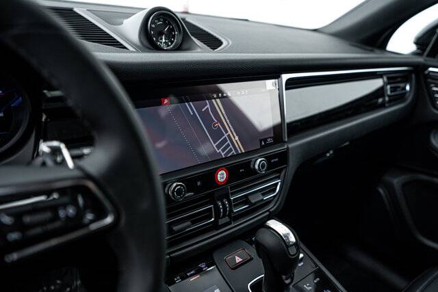 2025 Macan picture #13