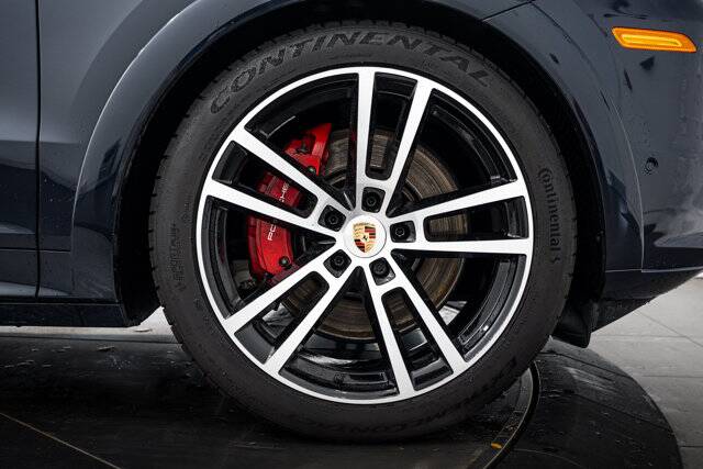 2025 Cayenne GTS picture #11