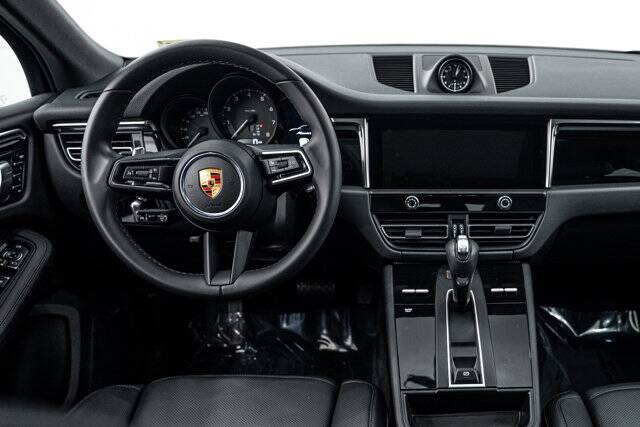 2023 Macan picture #13