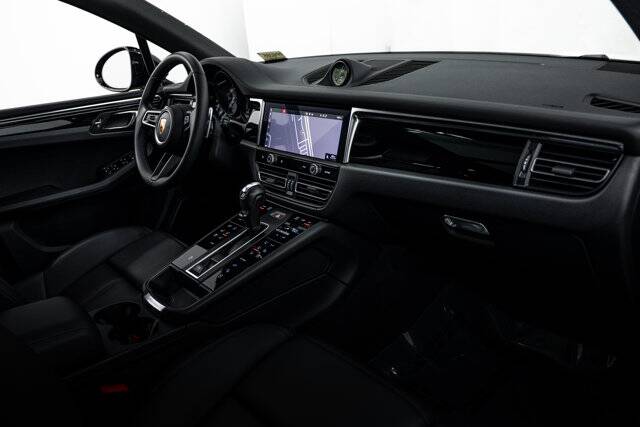 2023 Macan picture #14