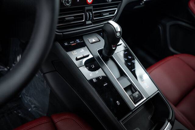 2025 Macan picture #13