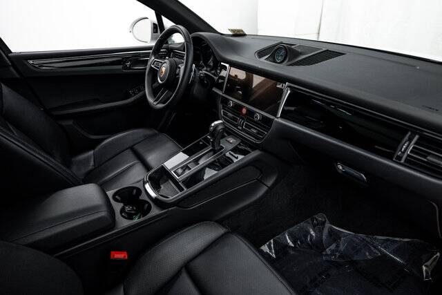 2025 Macan picture #14