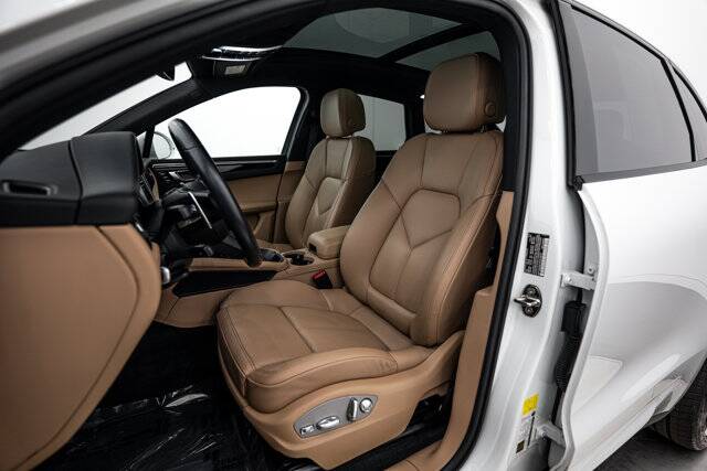 2023 Macan picture #5