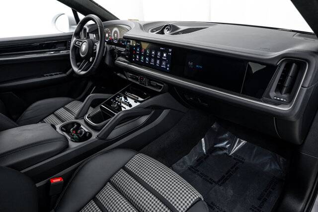 2025 Cayenne Turbo E-Hybrid picture #14