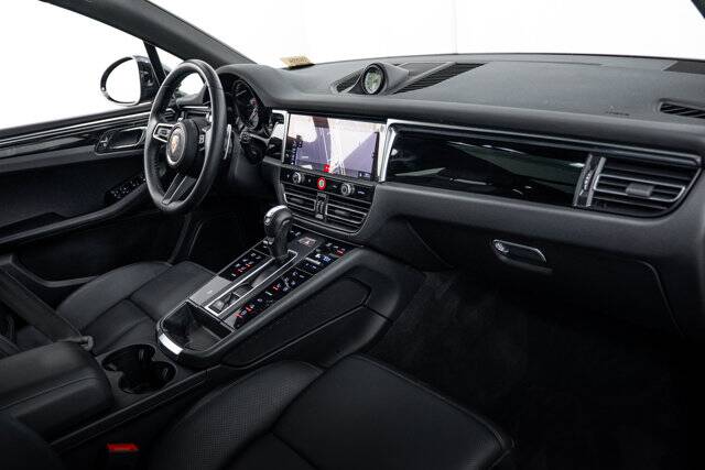 2023 Macan picture #12