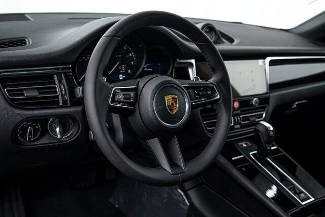 2023 Macan picture #13