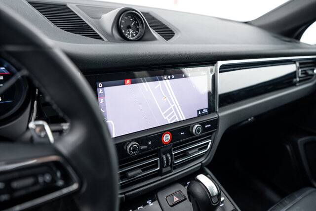 2023 Macan picture #15