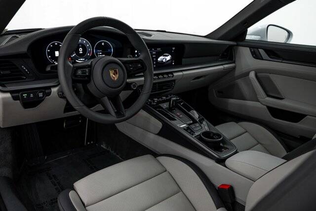 2025 911 Carrera picture #4