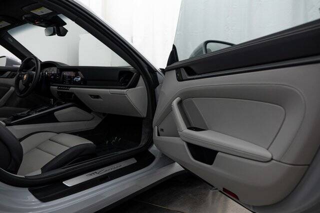 2025 911 Carrera picture #13