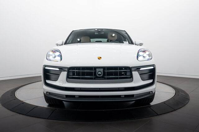 2023 Macan picture #10