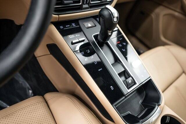 2023 Macan picture #12
