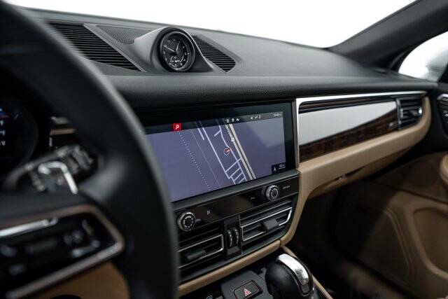 2023 Macan picture #13