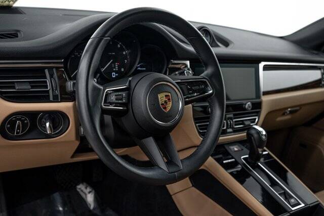 2023 Macan picture #14