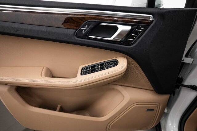 2023 Macan picture #15
