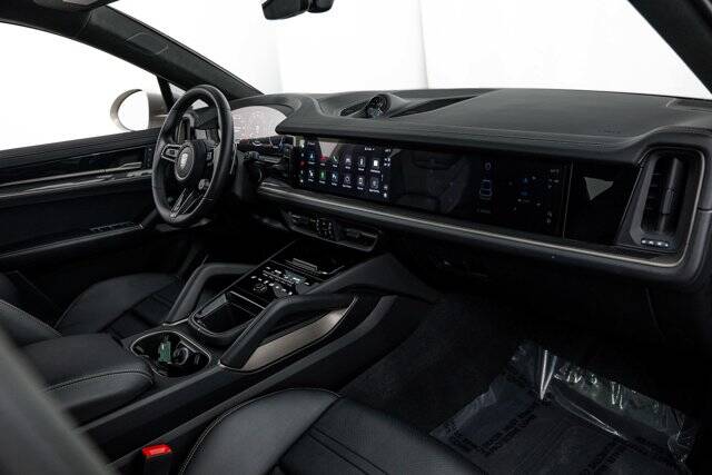 2025 Cayenne Turbo E-Hybrid picture #12