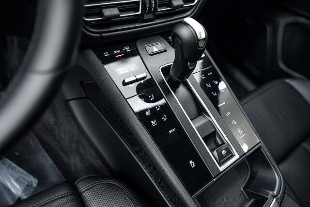 2024 Macan picture #14