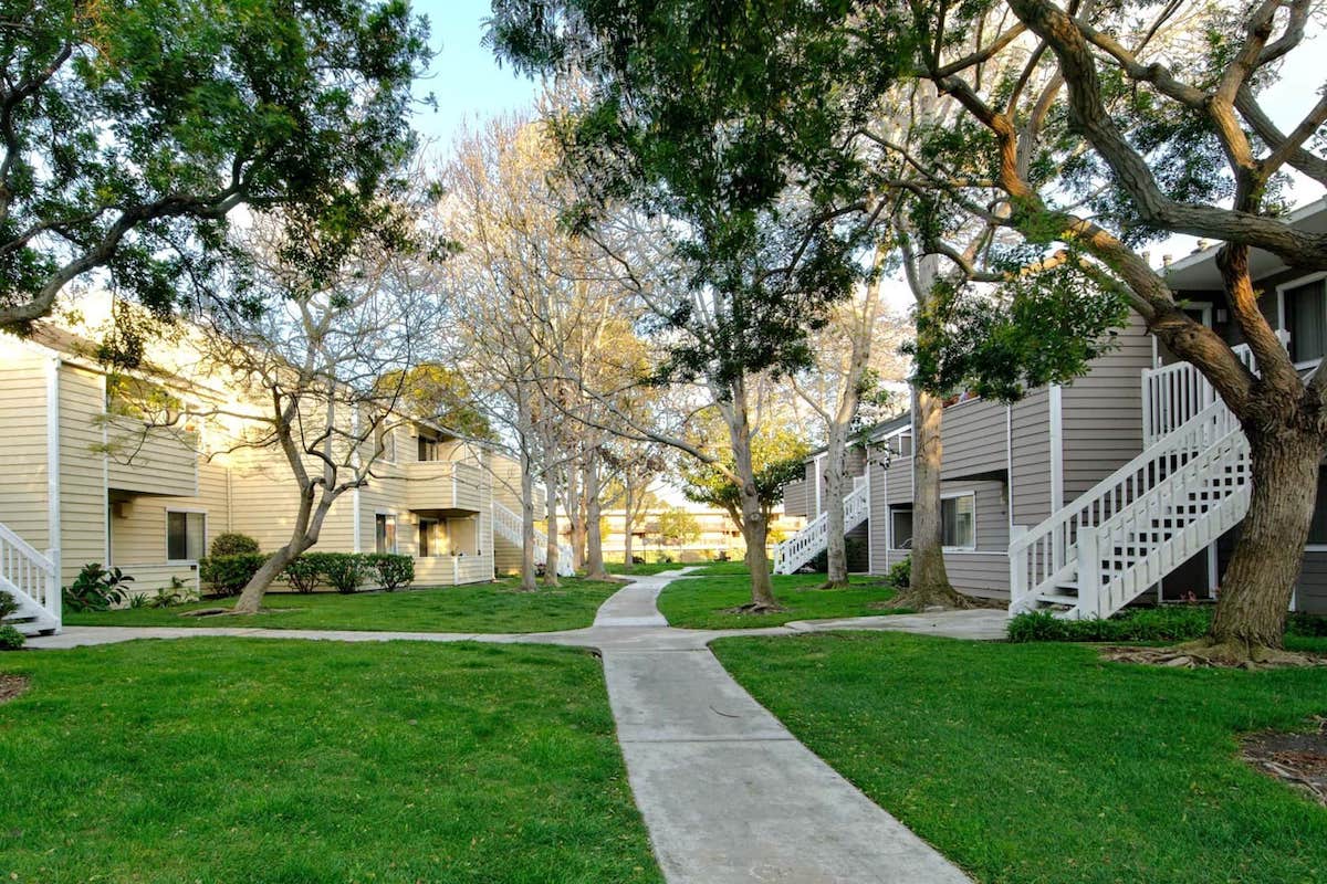 Gorgeous green courtyard at Mariner's Cove Apartments
